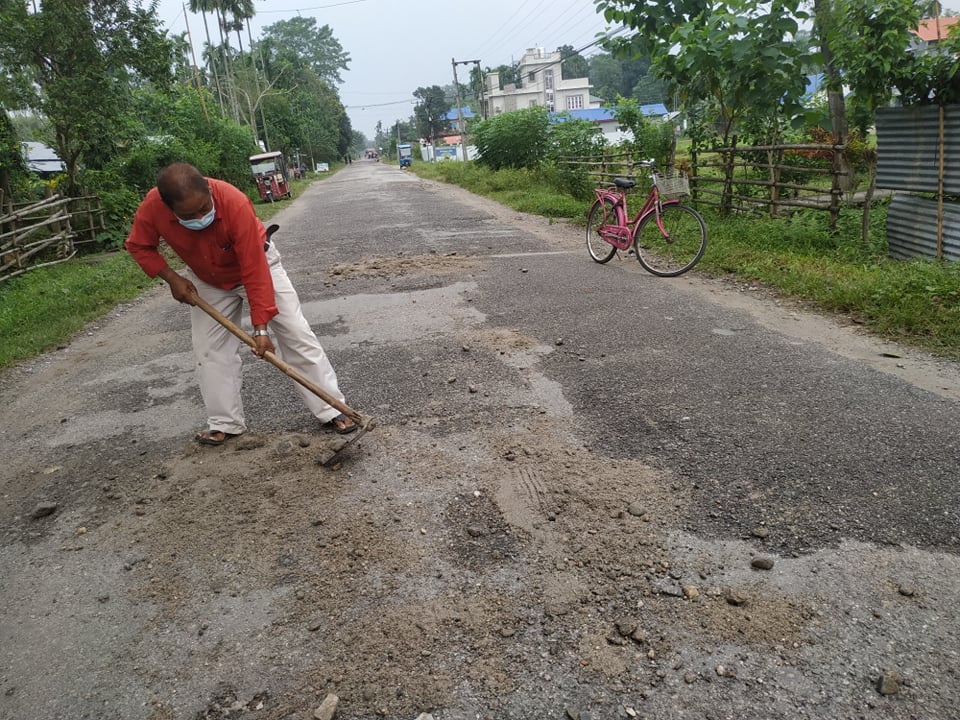 दुर्घट्ना हुन नदिन आफ्नै खर्चमा बाटोको खाल्डाखुल्डी पुर्दै महेन्द्र