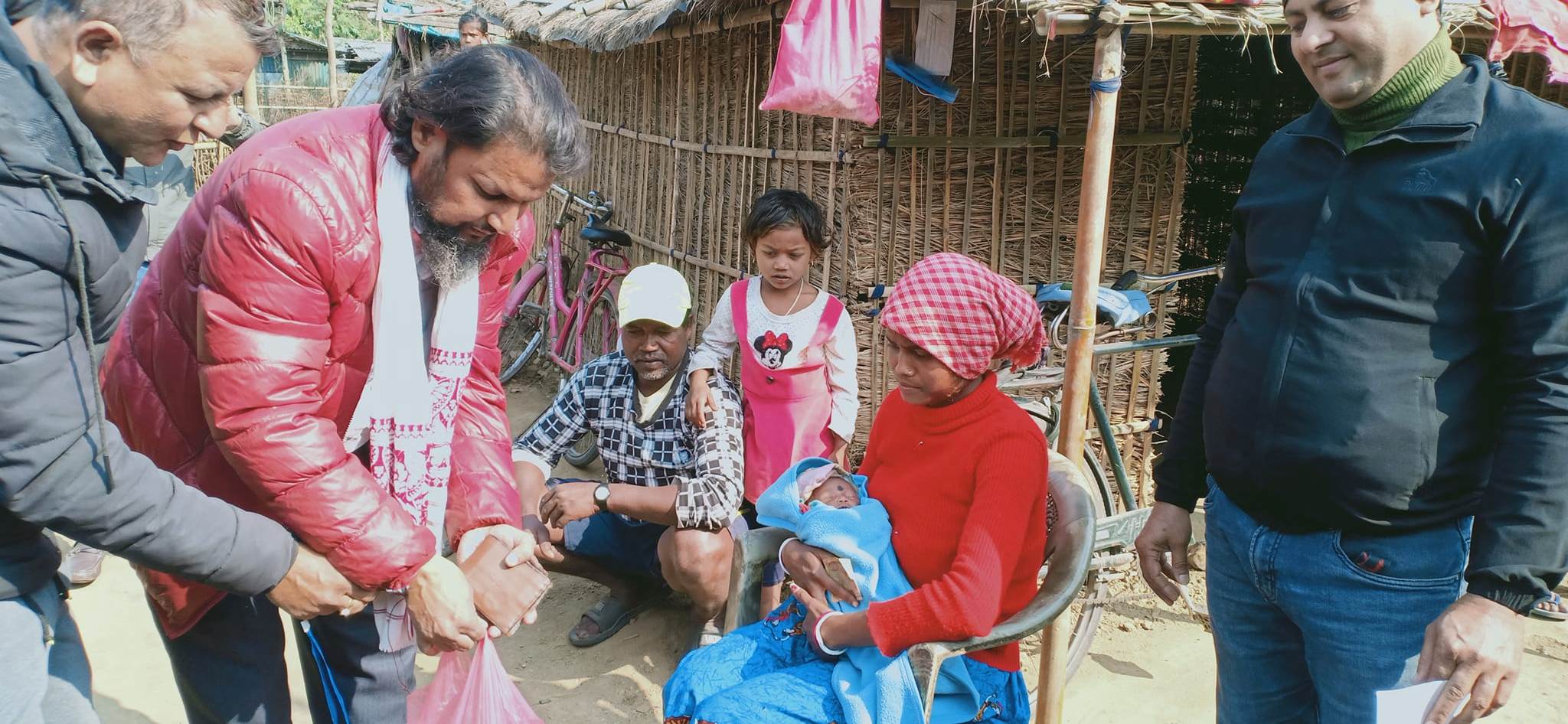 घर घरमै पुगेर सुत्केरीलाई पौष्टिक खाद्यान्न बितरण गर्दै माओवादी केन्द्र