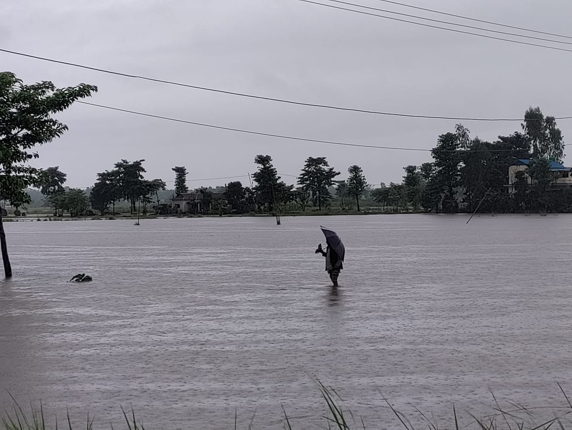 झापामा बाढीको बितण्डाः ३०४ घर बिस्तापित, ५ सय भन्दा बढी घर जोखिममा (फोटो फिचर सहित)