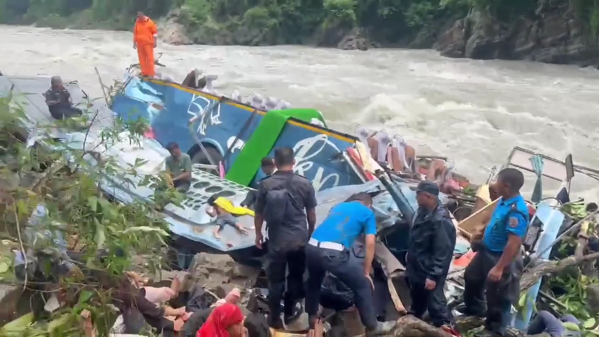 तनहुँको आँबुखैरेनीमा भारतीय पर्यटक बोकेको बस दुर्घटना : १४ जनाको मृत्यु