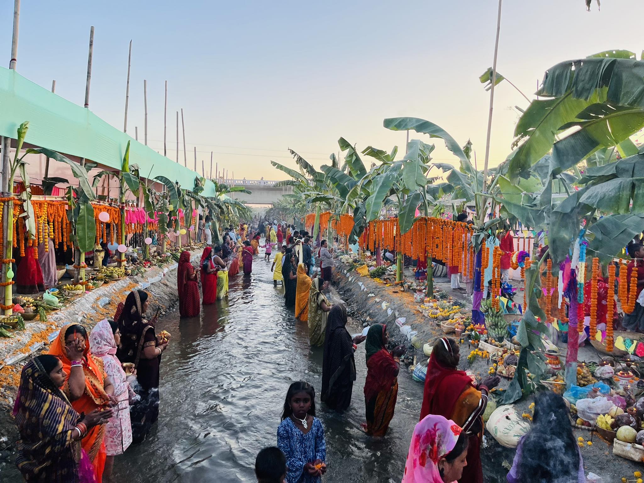 आज छठ पर्वको मुख्य दिन, अस्ताउँदो सूर्यलाई अर्घ दिइदैं